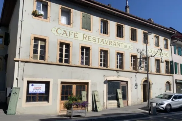 Ancien café-restaurant, tous ses volets repeints en vert