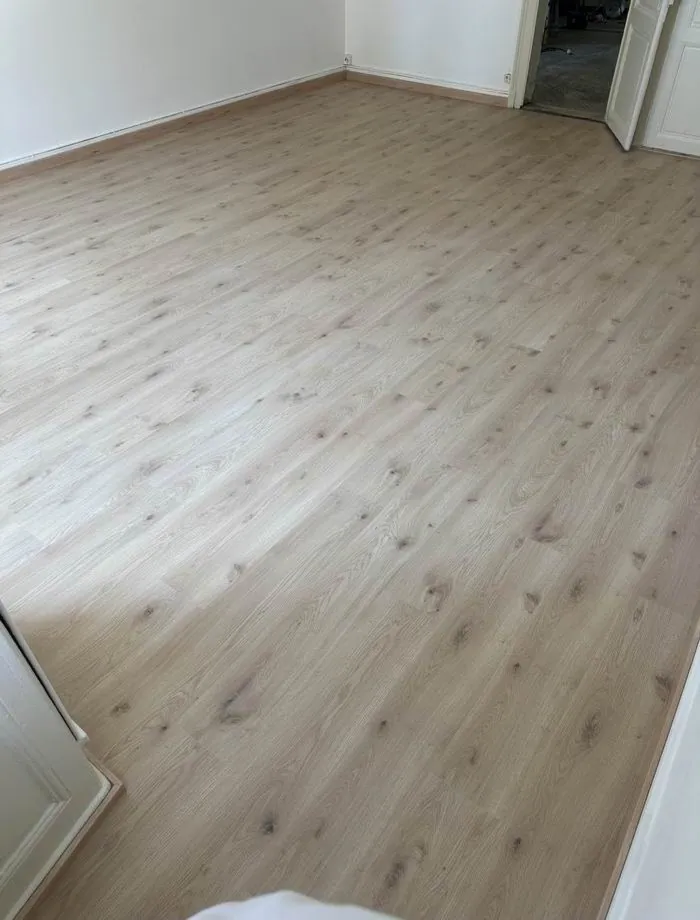 Lames de parquet ancien poncées et vitrifiées, aspect uniforme