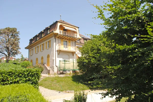 Villa ancienne vue du jardin, volets de teinte claire