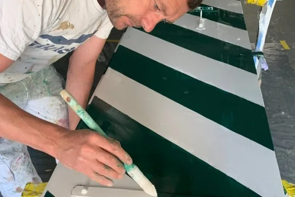 Volet à chevrons vert et gris posé à plat, repeint au pinceau par M. Stump