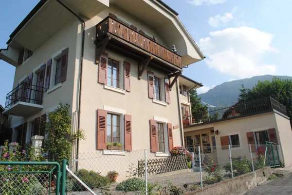 Volets et balcon en bois traités sur un chalet