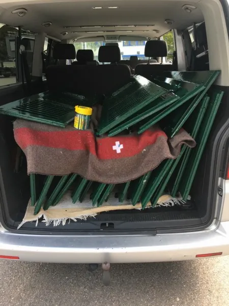 Volets verts terminés, rangés dans la camionnette