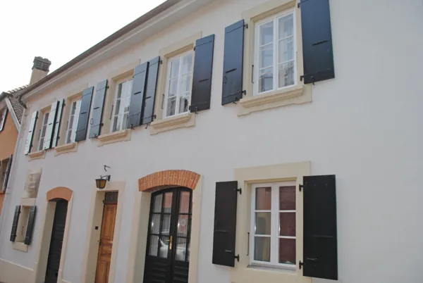 Façade blanche, volets noirs et encadrements repeints